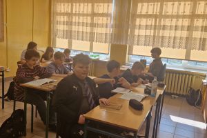 Uczeń klasy ósmej prowadzi lekcje w klasie piątej.