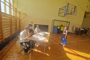 Uczennica klasy drugiej podczas konkursu Pokaz Talentów.