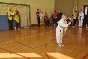 Uczennica klasy trzeciej podczas konkursu Pokaz Talentów.