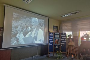 Krótka prezentacja ukazująca kolejne etapy posługi Jana Pawła II.