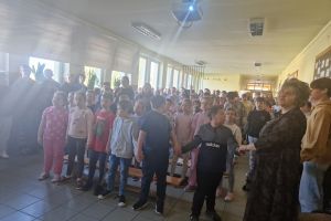 Uczniowie i nauczyciele wspólnie śpiewający pieśń Barka.