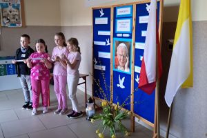 Tydzień z Janem Pawłem II - dzieci odczytują słowa Ojca Świętego.