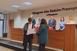 Uczeń klasy ósmej jako zwycięzca etapu okręgowego konkursu o prawie otrzymuje nagrodę.