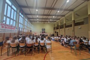 Społeczność szkolna ogląda akademię z okazji 3 Maja.