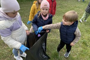 Dzieci biorą udział w akcji "Sprzatanie świata"