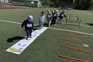 Dzieci uczestniczą w zabawach sportowych