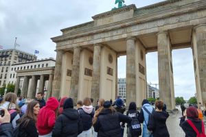 Uczniowie oglądają zabytki Berlina.