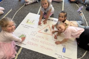 Dzieci wspólnie wykonują plakat