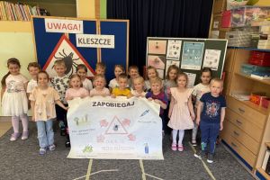 Dzieci na wspólnym zdjęciu trzymają plakat