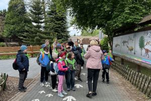 Spacer z przewodnikiem ścieżką edukacyjną JuraParku.