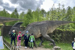 Uczniowie oglądają dinozaury.