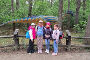 Uczniowie klasy drugiej oglądają dinozaury.