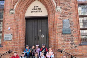 Uczniowie oglądają Dom Mikołaja Kopernika.