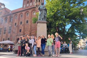 Trzecioklasiści przed pomnikiem Mikołaja Kopernika.