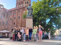 Trzecioklasiści przed pomnikiem Mikołaja Kopernika.