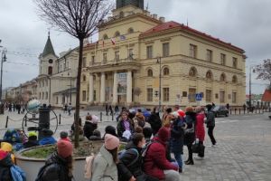 Dzieci spacerują po Starym Mieście.