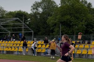 Uczennica klasy ósmej podczas biegu.