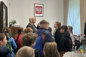 Uczniowie zwiedzają Urząd Gminy w Borowiu.