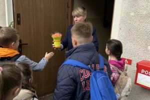 Uczniowie dziękują pani pracującej na poczcie za zapoznanie z instytucją poczty.