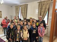 Uczniowie podczas wycieczki w Borowiu zwiedzają Urząd Gminy.