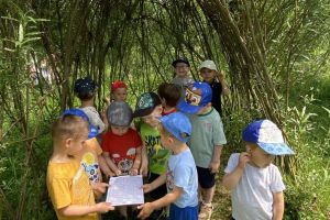 Dzieci uczestniczą w grze terenowej