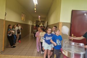Dzieci czekają w kolejce na watę cukrową.