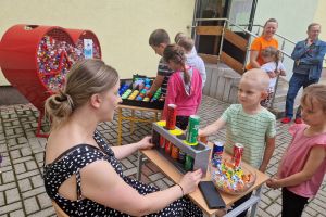 Dzieci biorą udział w grach i konkursach zręcznościowych.