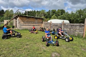 Uczniowie jeżdżą na gokartach.
