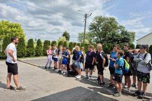 Uczniowie na zakończenie wycieczki słuchają pogadanki instruktora.