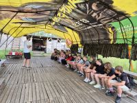Uczniowie słuchają instruktażu na temat gry  w paintball.