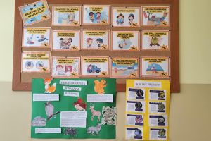 Gazetka oraz plakaty wykonane przez uczniów odnośnie projektu o bezpiecznych wakacjach.