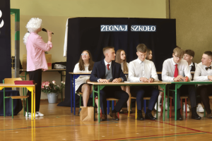 Uczniowie klasy ósmej podczas krótkiej scenki z okazji pożegnania ze szkołą podstawową.