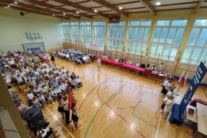 Uczniowie i rodzice obecni na zakończeniu roku szkolnego.