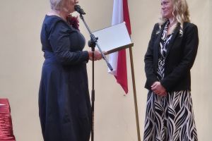 Pani Wójt wręcza pani dyrektor akt powierzenia stanowiska dyrektora.