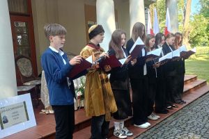 Uczniowie czytają utwory Kochanowskiego.