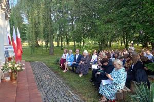 Goście słuchają czytanych utworów przez uczniów.