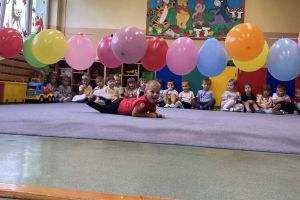 Dzieci uczestniczą w zabawach z balonami.