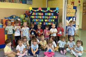 Najmłodsza grupa na wspólnym zdjęciu z medalami.