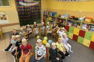 Dzieci uczestniczą w zabawie "krzesełka"