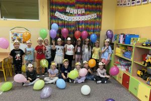 Dzieci na wspólnym zdjęciu z balonami.