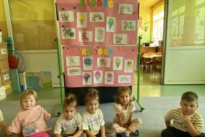 Dzieci wykonały wspólny plakat projektowy.