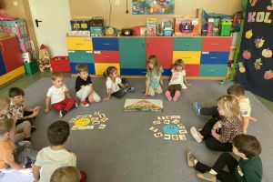 Dzieci zapoznają się z piramidą zdrowia.