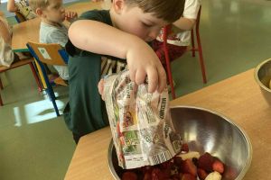 Dzieci wykonują koktajl.