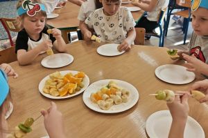 Dzieci wykonują szaszłyki.