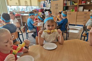 Przedszkolaki jedzą szaszłyki.