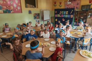 Wspólne degustowanie szaszłyków.