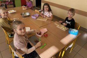 Dzieci kroją owoce na sałatkę.