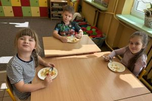 Przedszkolaki degustują sałatkę owocową