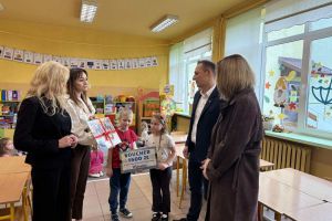Nauczycielka składa podziękowanie dla firmy Wołoszka.