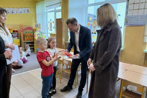 Dzieci przekazują pamiątkowe zdjęcie.